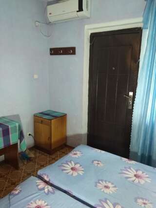 Гостевой дом RAiSA Гагра Бюджетный трехместный номер-1