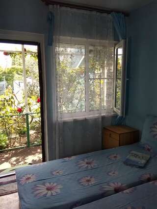 Гостевой дом RAiSA Гагра Бюджетный трехместный номер-4